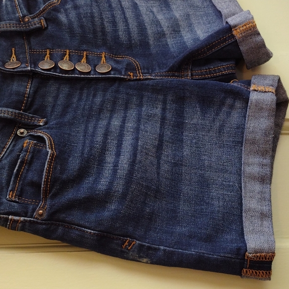 Women's Mudd size 3 dark wash 5 button cuff short - Picture 4 of 5